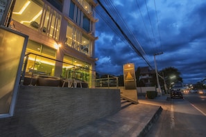 Façade de l’hébergement - soirée/nuit