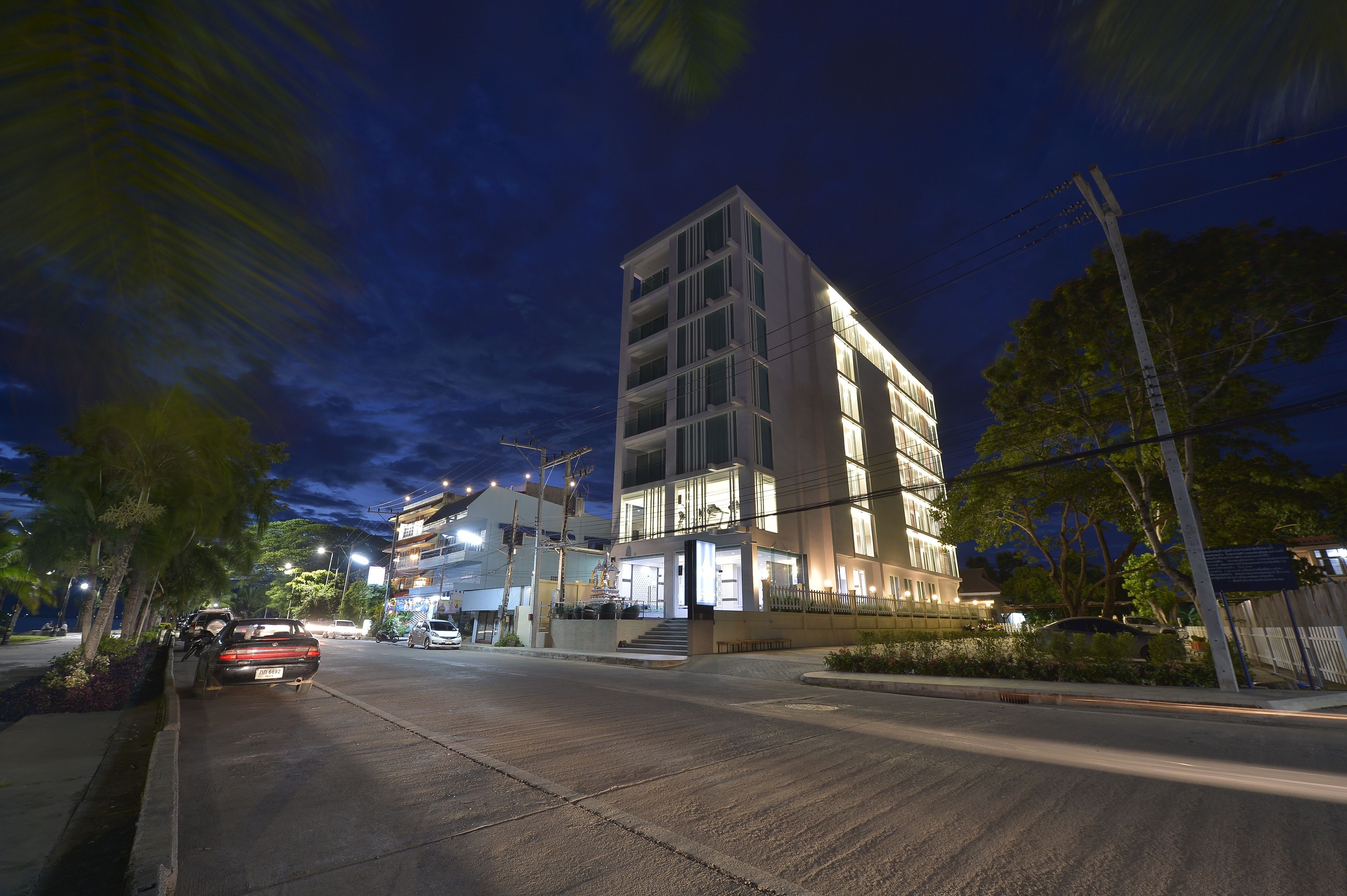 Bagian depan properti - sore/malam