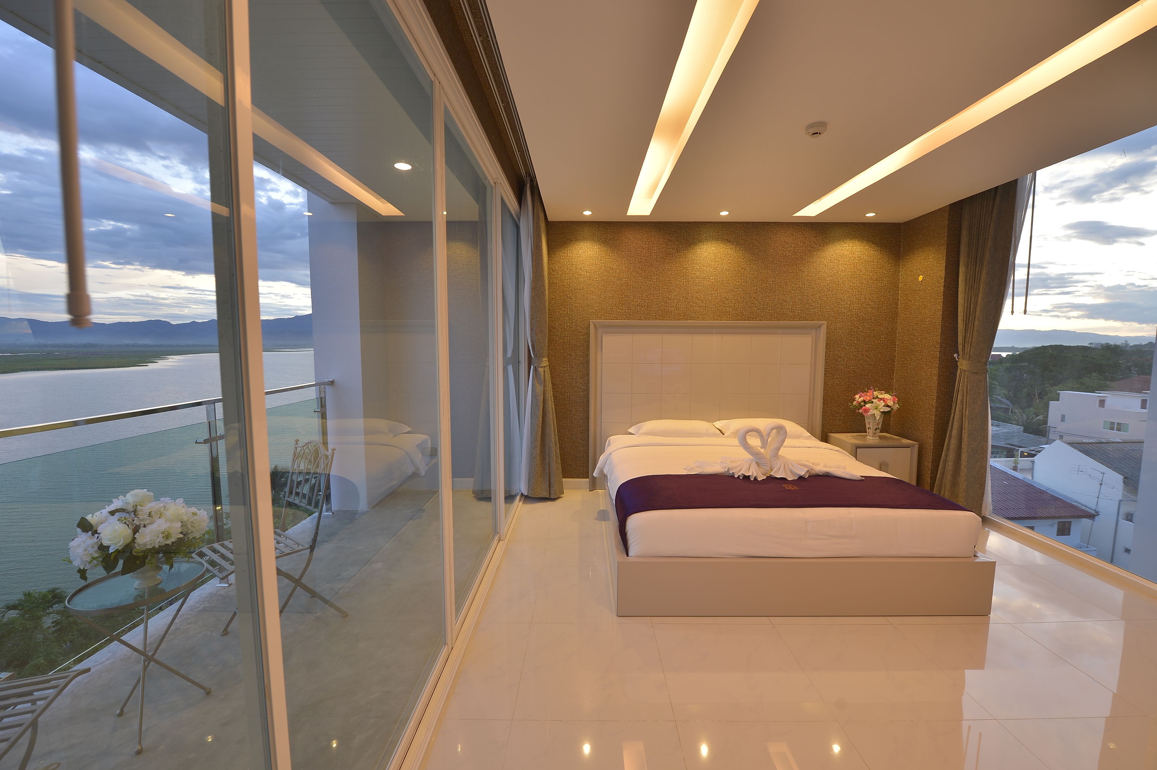 Suite | In-room safe, blackout drapes, free WiFi