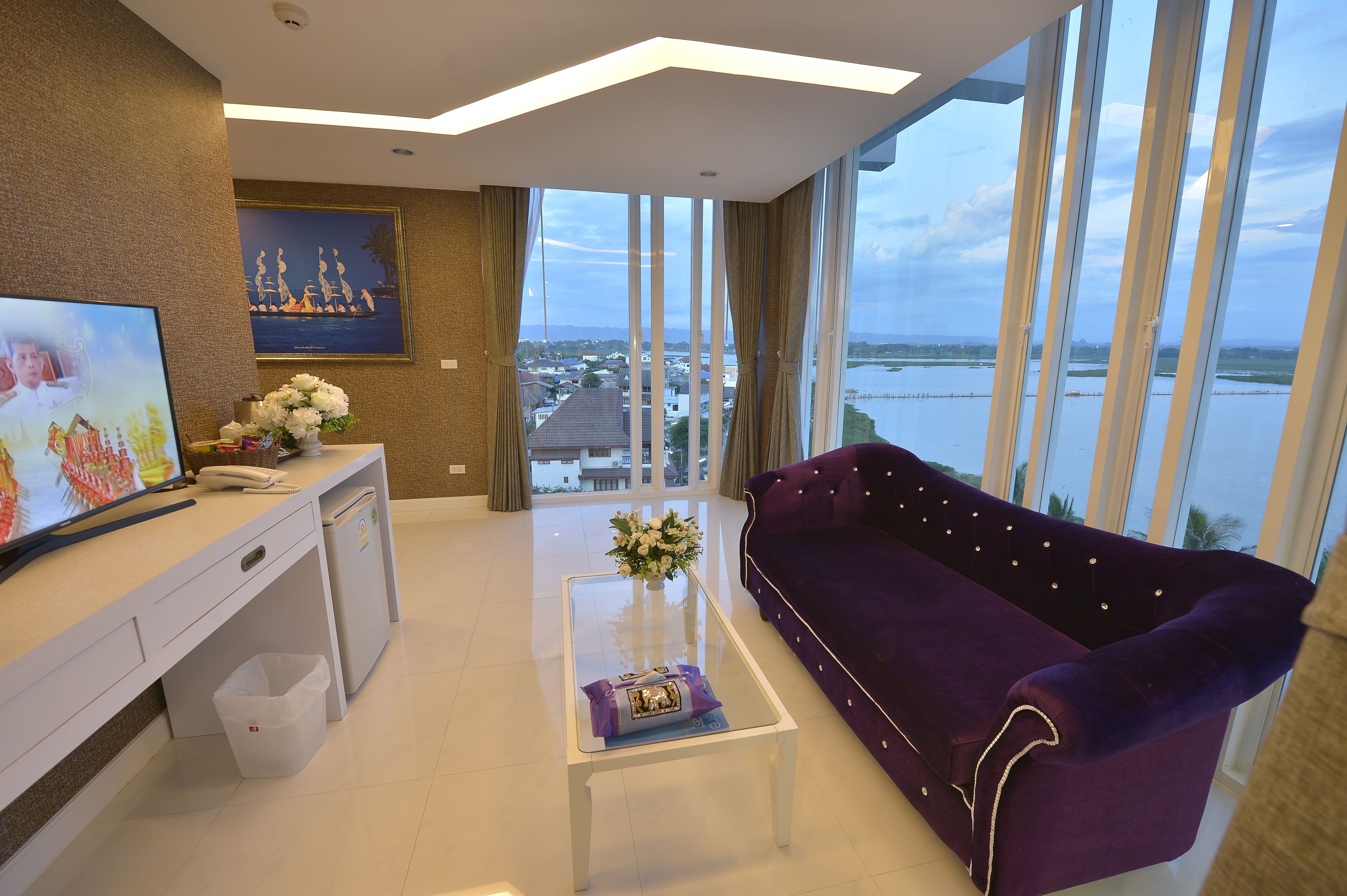 suite | living area | lcd tv