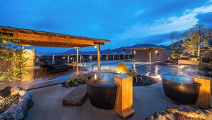 Terraza en la azotea con jacuzzi, zona de estar y pérgola.