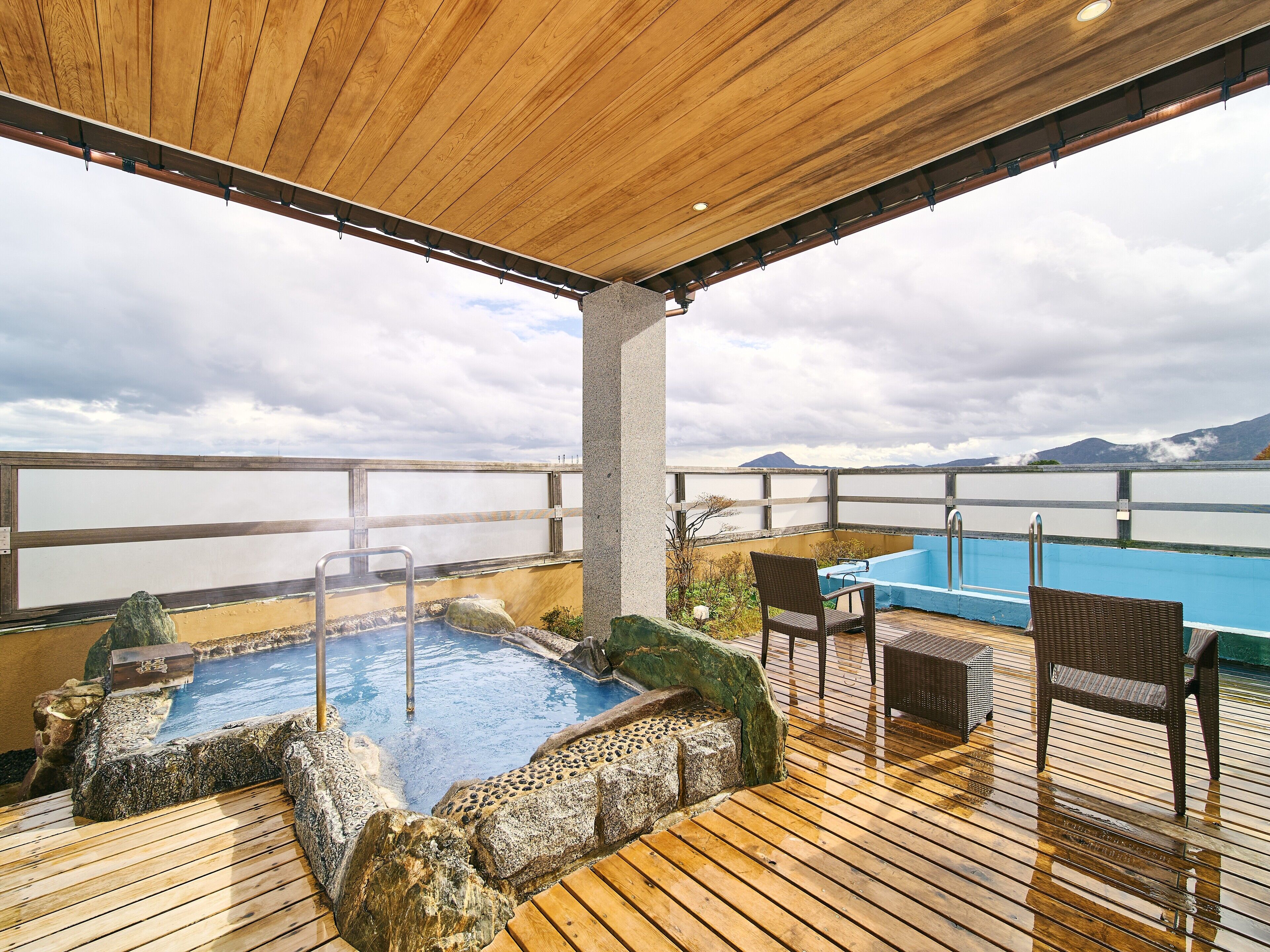 Separate tub and shower, spring water tub, free toiletries, hair dryer