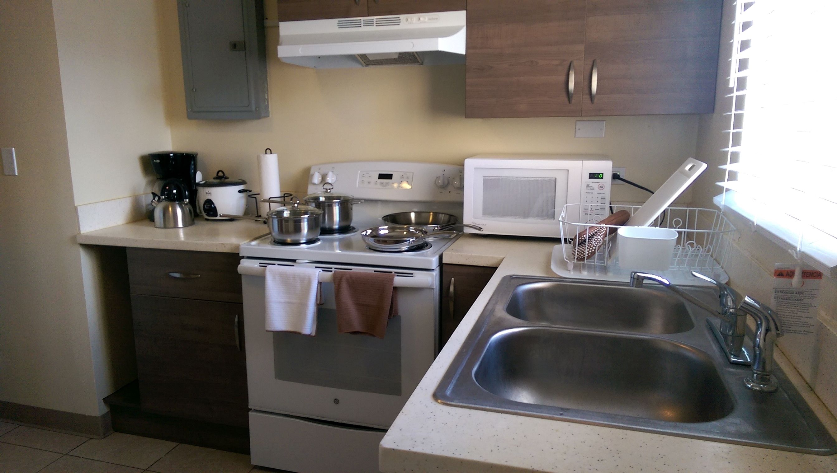 Full-sized fridge, microwave, oven, stovetop