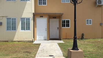 Pintu masuk properti