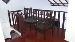 A staircase with a wooden railing, a round table, and two chairs. - Srilusa Home Stay Hikkaduwa (Hikkaduwa)