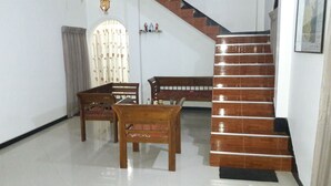 A staircase with wooden steps and a handrail, leading to a higher floor. - Srilusa Home Stay Hikkaduwa (Hikkaduwa)