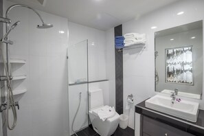 Douche, douche à « effet pluie », articles de toilette gratuits