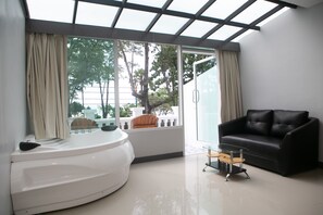 Junior Suite with Jacuzzi | 1 ห้องนอน, มินิบาร์, ตู้นิรภัยในห้องพัก, โต๊ะทำงาน