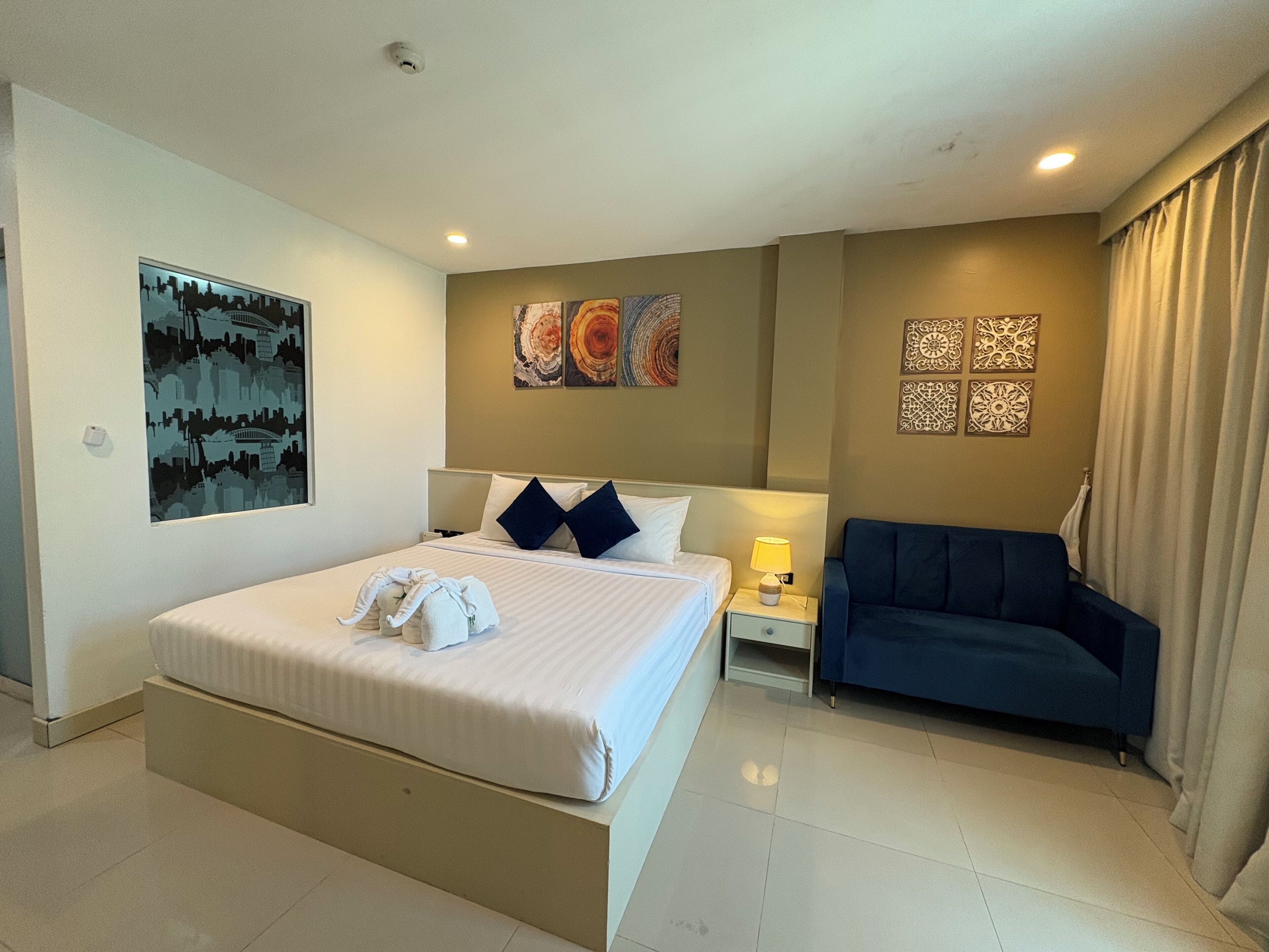 Superior with Sea View | Minibar, in-room safe, desk, soundproofing