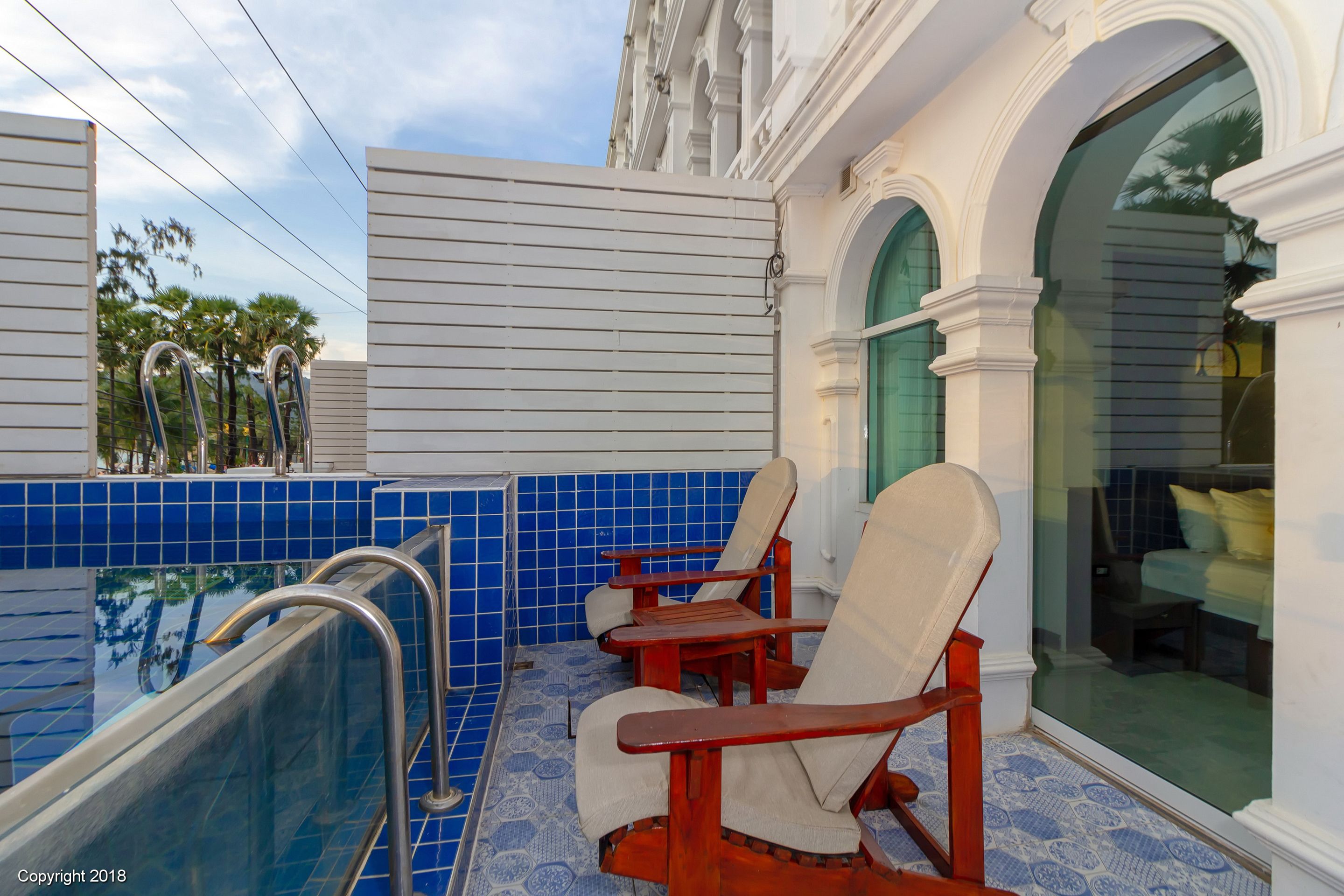 Deluxe Pool Access | Balcon