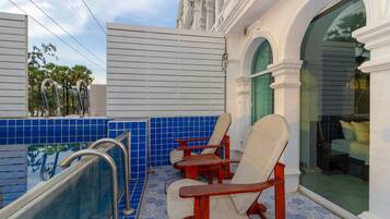 Deluxe Pool Access | Balcón