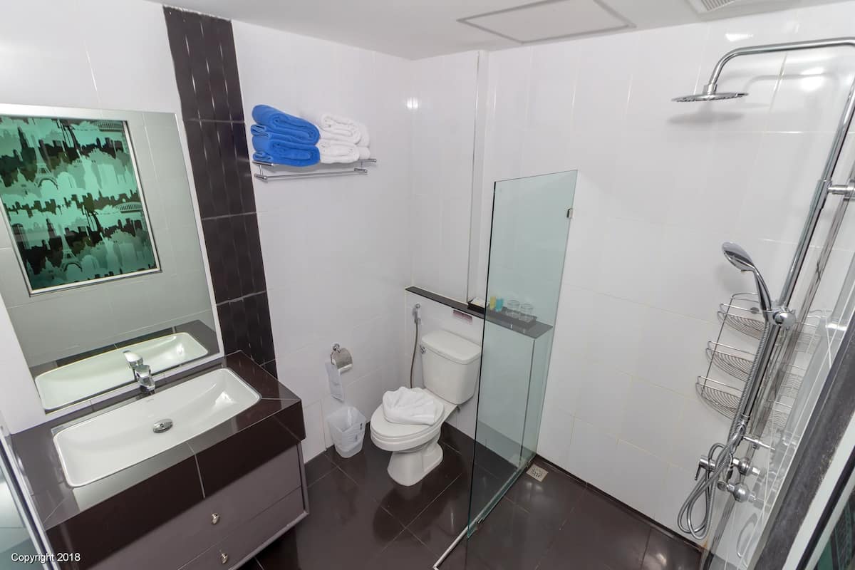 Shower, rainfall showerhead, free toiletries, hair dryer