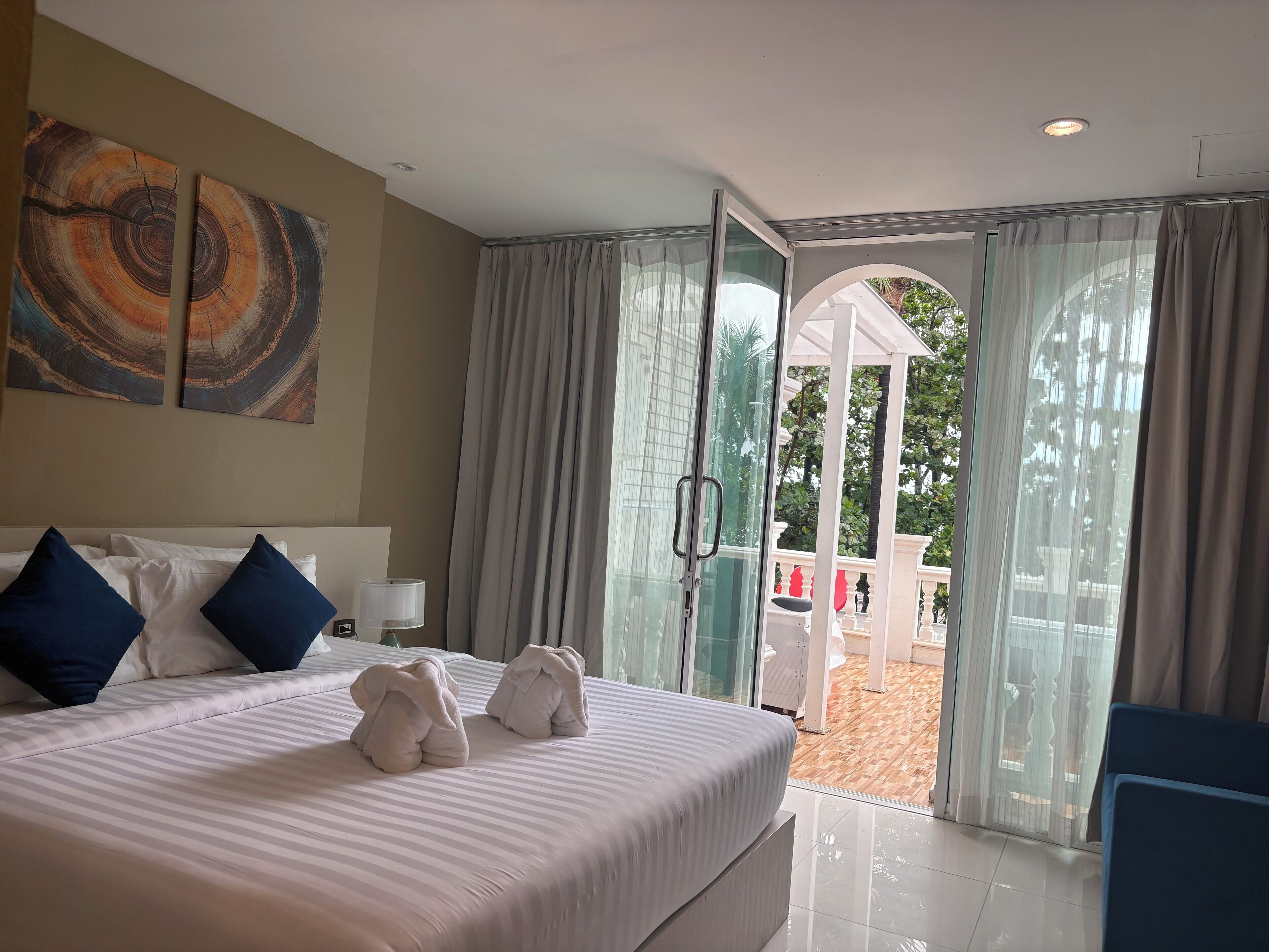 Deluxe Jacuzzi and Pool Access  | Beach/ocean view