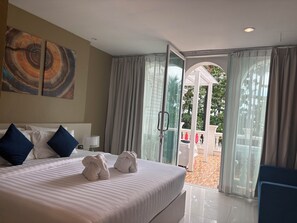 Deluxe Jacuzzi and Pool Access  | Utsikt mot havet/stranden