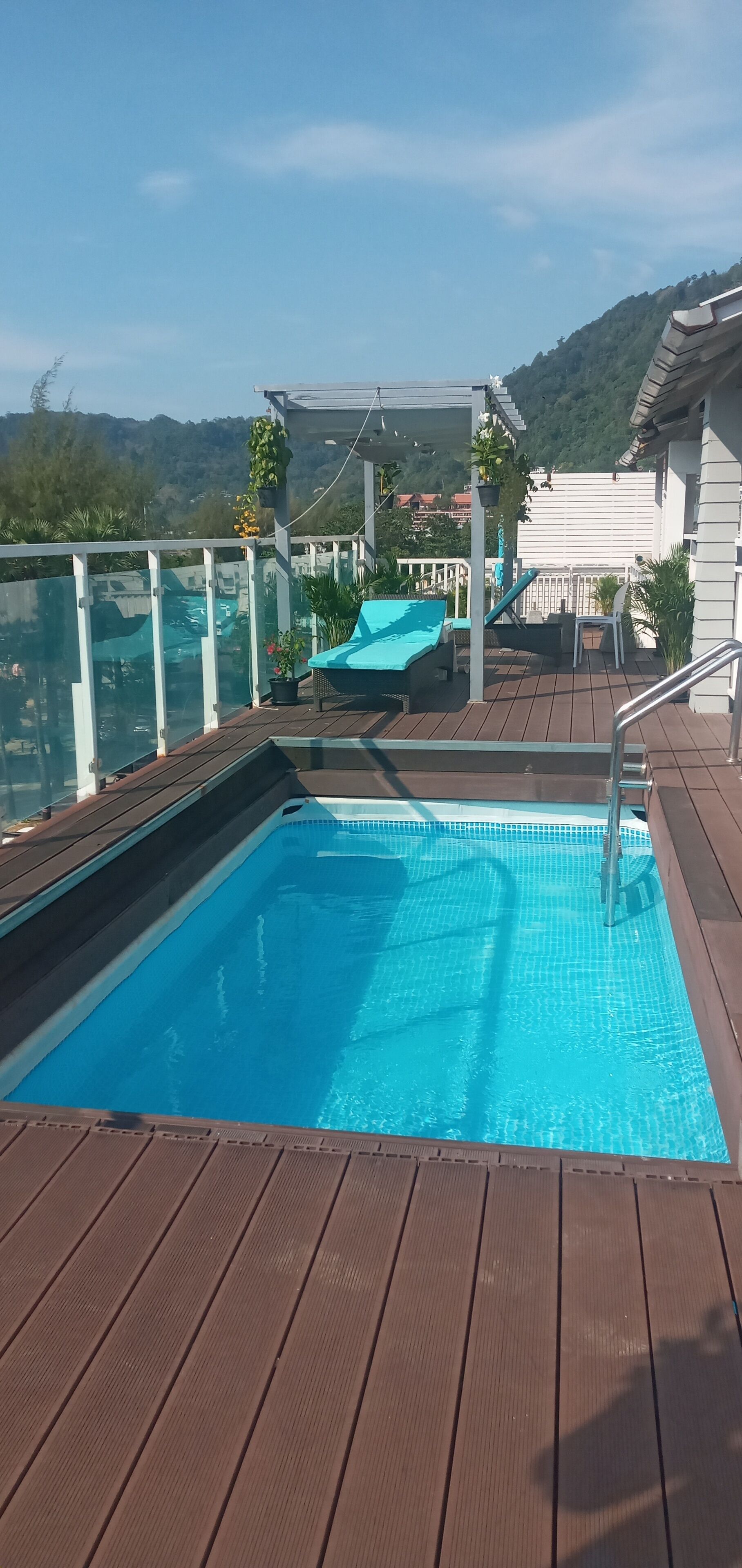 Kolam renang rooftop