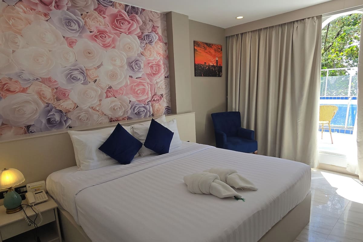Deluxe Pool Access | 1 bedroom, minibar, in-room safe, desk