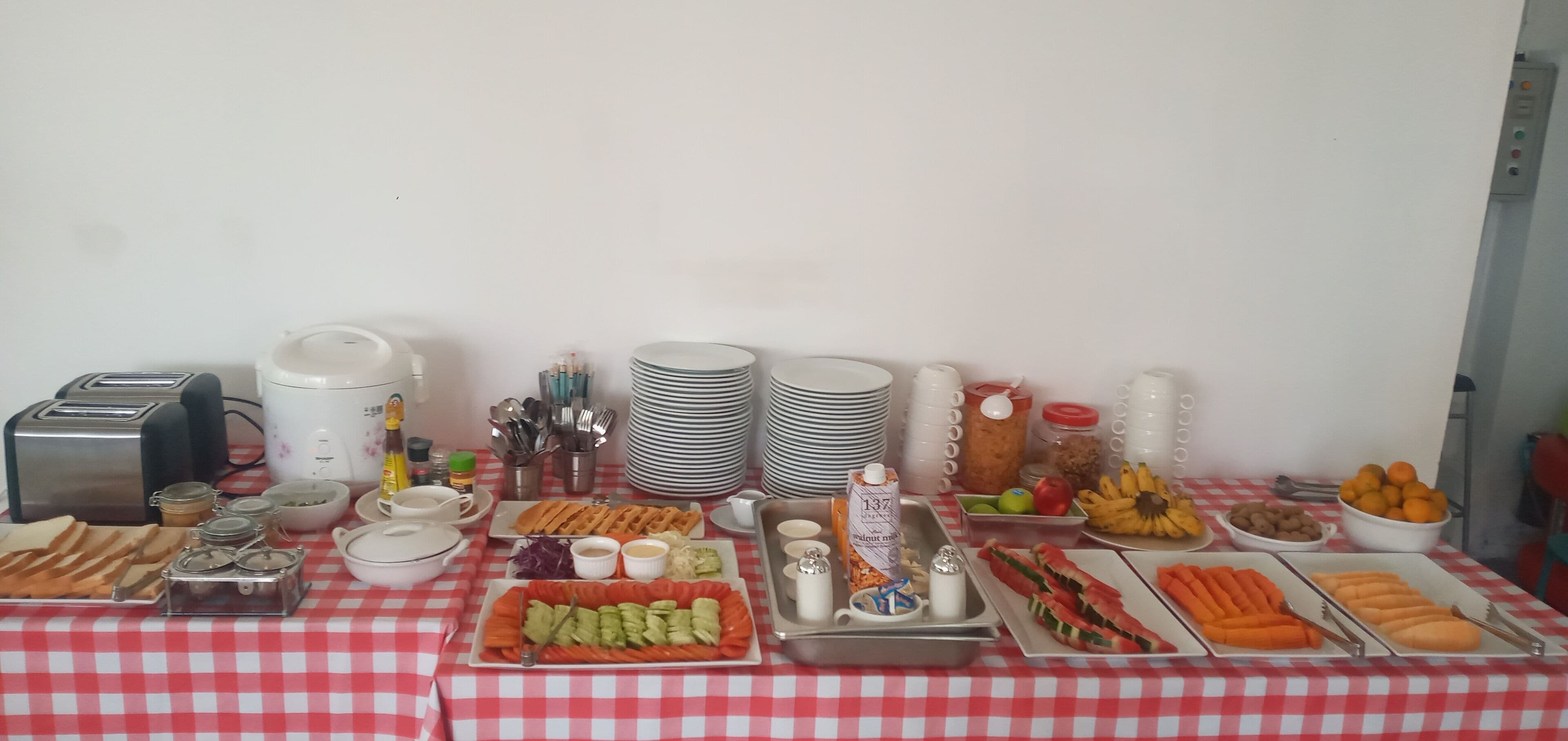 Ein reichhaltiges Buffet mit Speisen, Geschirr und Soßen.