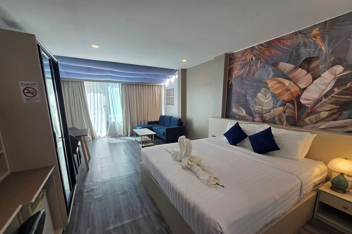 Junior Suite Pool Access | 1 bedroom, minibar, in-room safe, desk
