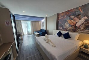 Junior Suite Pool Access | Minibar, värdeförvaringsskåp på rummet, skrivbord och ljudisolering