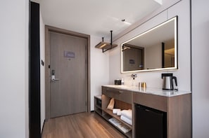 Habitación superior, 1 cama Queen size | Baño | Regadera, amenidades de baño gratuitas, secadora de cabello, batas