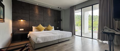 Deluxe Double Room, 1 Katil Raja (King), Balcony | 1 bilik tidur, seterika/papan seterika, Wi-fi percuma, cadar katil