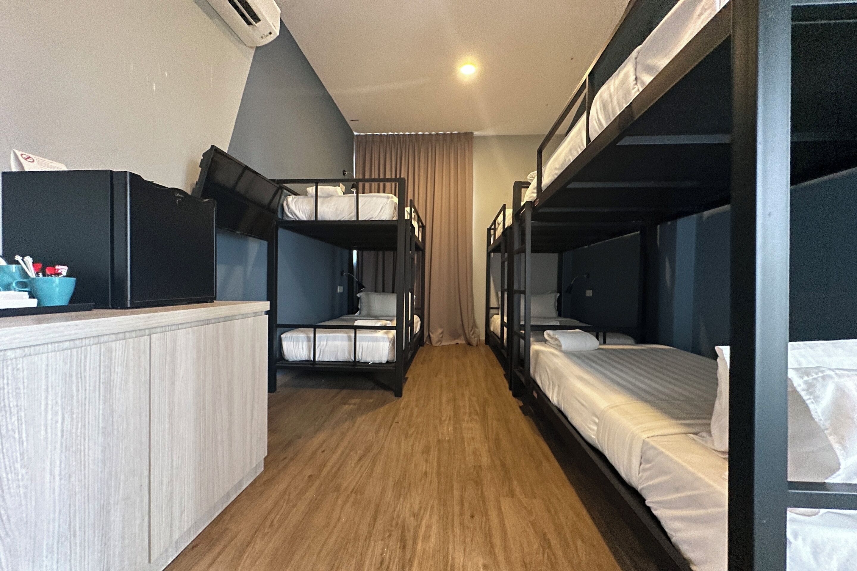 executive suite | iron/ironing board, free wifi, bed sheets