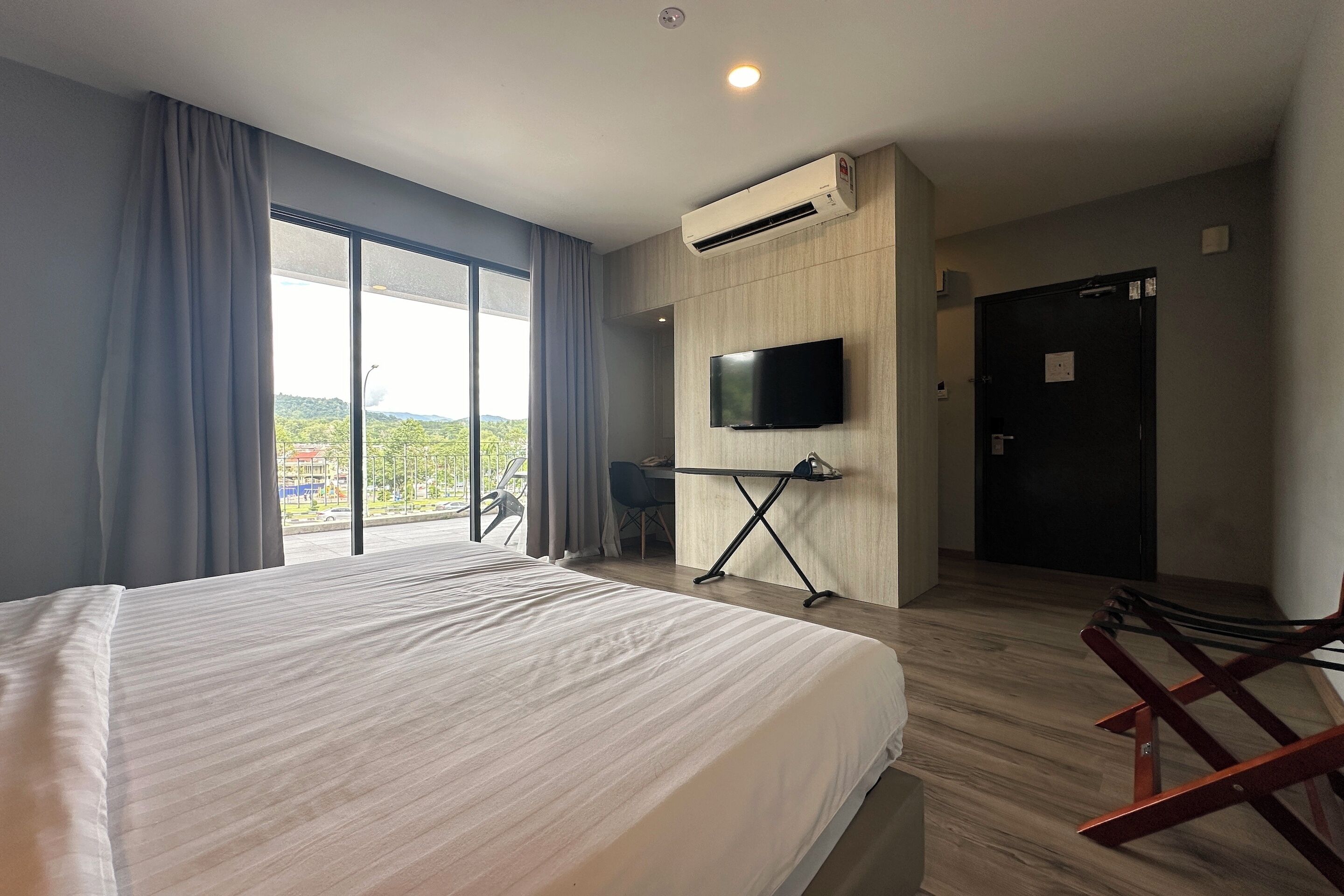 deluxe double room, 1 king bed, balcony | iron/ironing board, free wifi, bed sheets