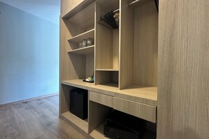 Tabla de planchar con plancha, wifi gratis y ropa de cama 