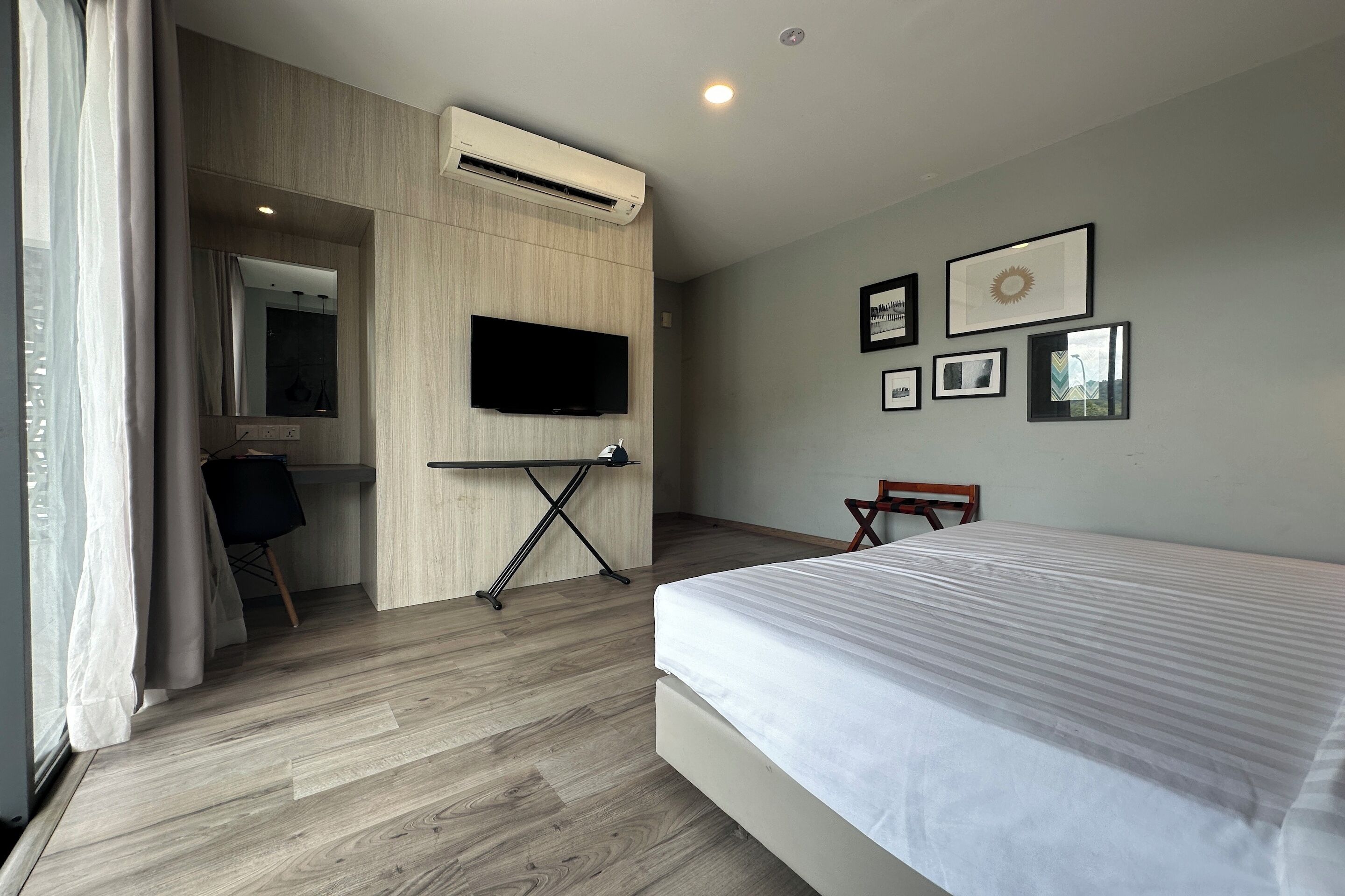 deluxe double room, 1 king bed, balcony | iron/ironing board, free wifi, bed sheets