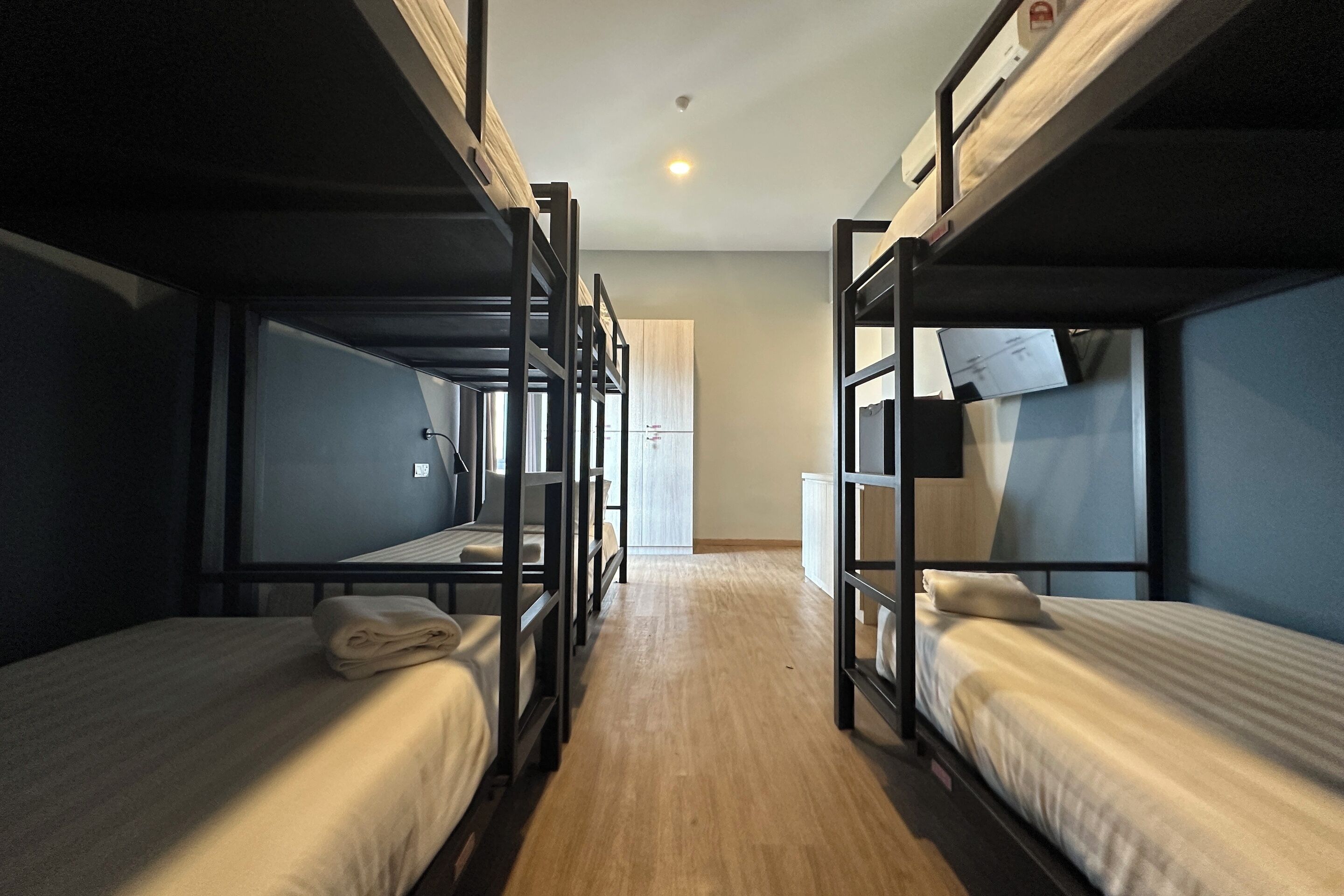 executive suite | iron/ironing board, free wifi, bed sheets