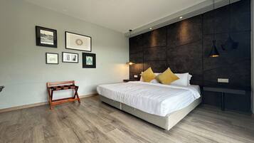 Tabla de planchar con plancha, wifi gratis y ropa de cama