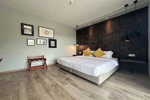 Tabla de planchar con plancha, wifi gratis y ropa de cama 