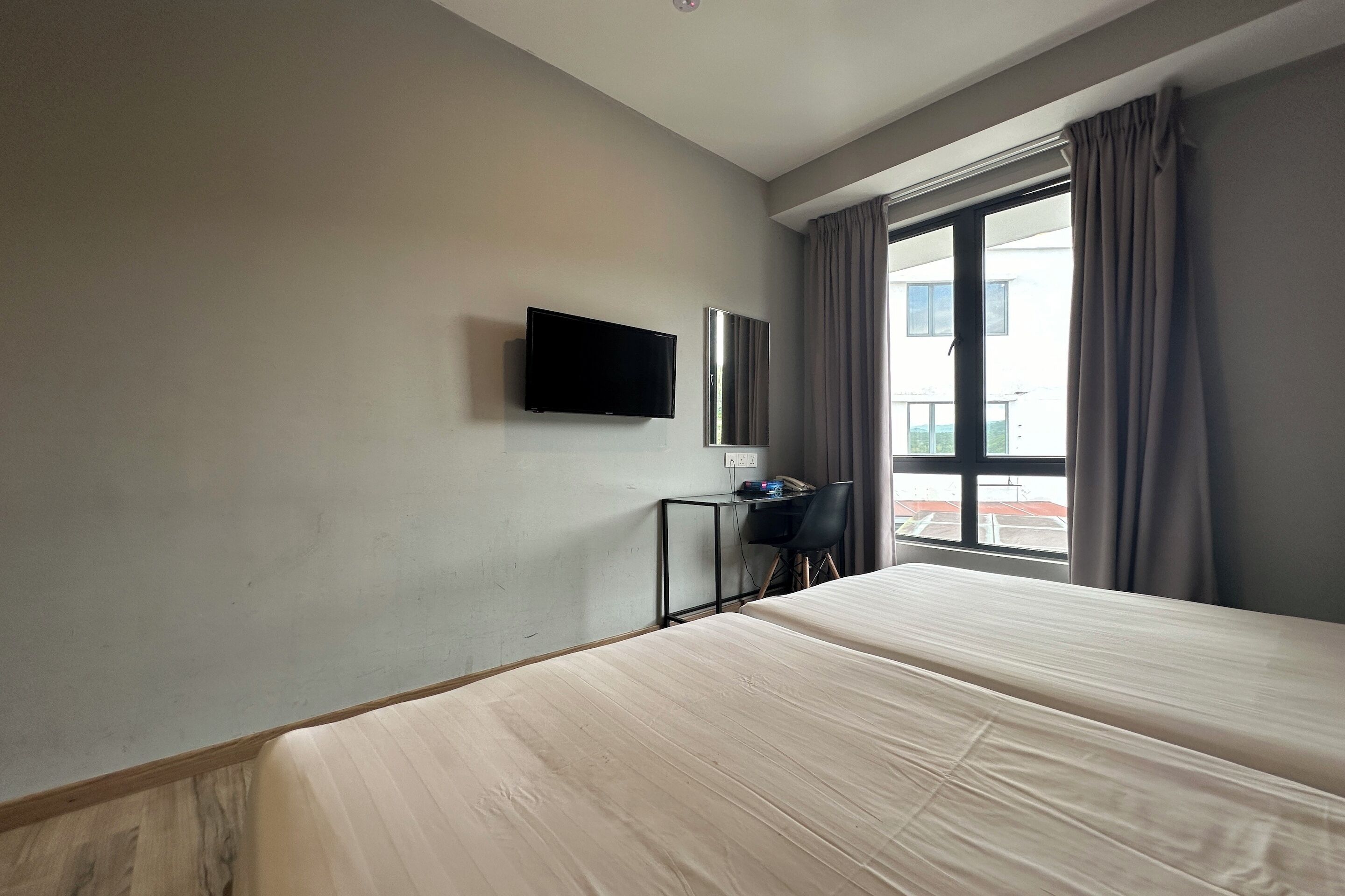 deluxe twin room | iron/ironing board, free wifi, bed sheets