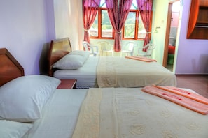 Premium bedding, minibar, desk, iron/ironing board - The Room Concept Homestay (Langkawi)