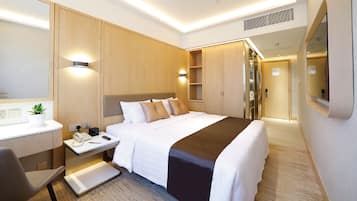 Club Floor - City Vista King Room | In-room safe, desk, free WiFi, bed sheets