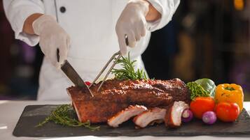 供应早餐、午餐和晚餐,国际美食