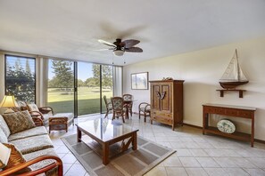 คอนโด, 1 ห้องนอน | บริเวณนั่งเล่น | สมาร์�ททีวี