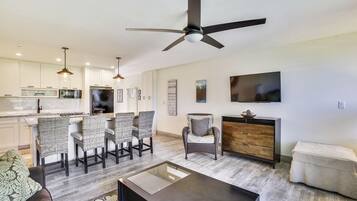 Condo, 1 habitación | Sala de estar | Televisión