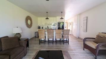 Condo, 1 habitación | Área de sala de estar | Televisión