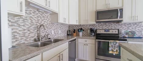 Appart'hôtel, 1 chambre | Cuisine privée | Réfrigérateur, micro-ondes, four, lave-vaisselle