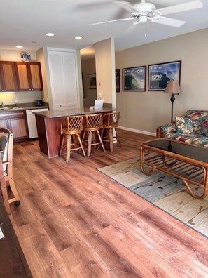 Condo, 1 Bedroom | Living area