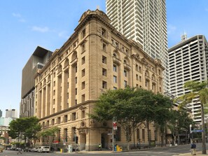 Edificio histórico con arquitectura clásica, situado en una intersección urbana.