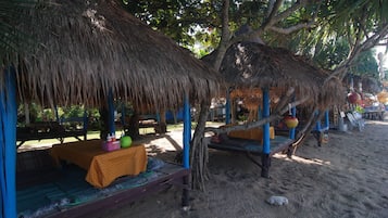 Breakfast, lunch, dinner served; local and international cuisine