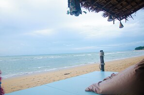 Breakfast, lunch, dinner served; local and international cuisine 