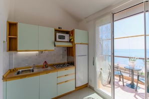 Appartement supérieur | Cuisinette privée | Réfrigérateur grande capacité avec congélateur, four à micro-ondes