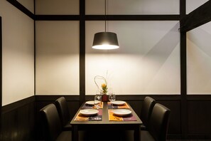 Maison traditionnelle, cuisinette | Repas dans la chambre