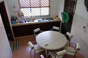 Frigorífico, placa de cocina, hervidor eléctrico y utensilios de cocina