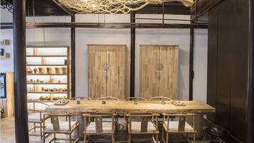 Menyajikan hidangan lokal dan internasional