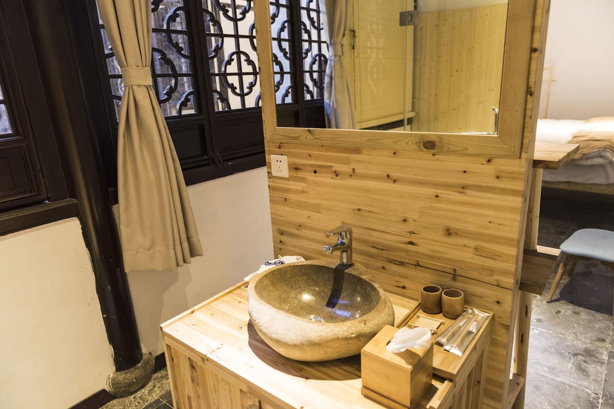 Deluxe Double Room 2 | Bathroom sink