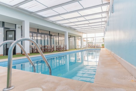 Una piscina cubierta, una piscina al aire libre de temporada. Aparthotel Loar Ferreries